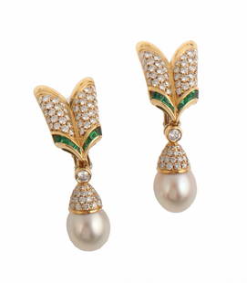 Picchiotti: Pendant earrings made of yellow gold with pearls mm 11 and diamonds briliant cut VVS F/G color ct. 3,35 and emerald ct. 0,72