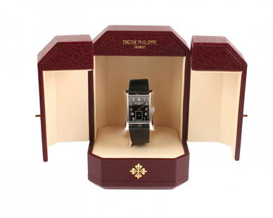 Patek Philippe: Man watch model Pagoda ref 5500 made of platinum, 150 examples, never been used, with the original box and warranty.
