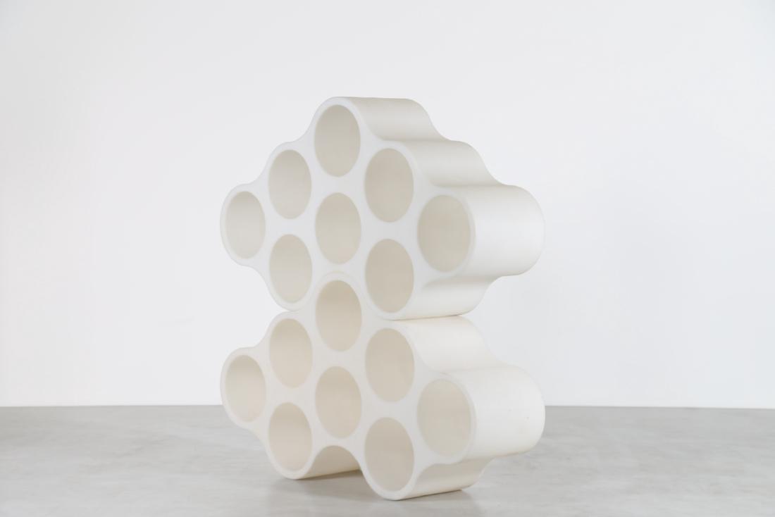 RONAN e ERWAN BOUROULLEC: RONAN e ERWAN BOUROULLEC Coppia di librerie bifacciali in polietilene bianco con vani passanti realizzate con tecnica rotazionale, mod. Cloud, per Cappellini, anni 2000. -. Cm 186,50 x 104,00 x 44,00.