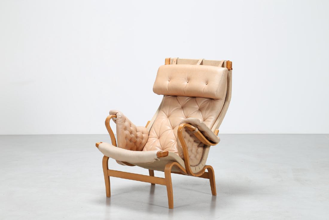 BRUNO MATHSSON Poltrona in legno di betulla con: MATHSSON BRUNO Poltrona in legno di betulla con cuscino in pelle, mod. Pernilla. -. Cm 87,00 x 97,00 x 81,00.