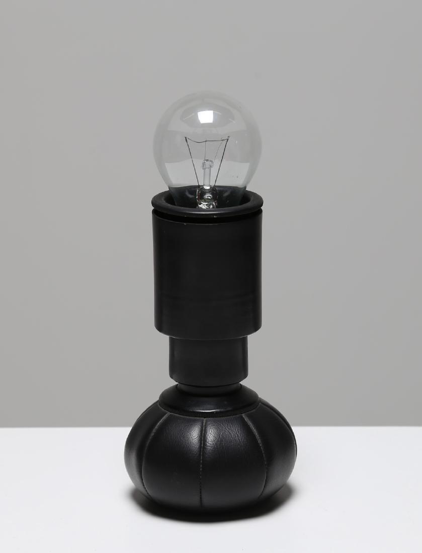 GINO SARFATTI Lampada da tavolo in metallo laccato e: SARFATTI GINO (1912 - 1985) Lampada da tavolo in metallo laccato e base in sky, mod. 600G per Arteluce, anni 60. -. Cm 9,50 x 17,00 x 9,50.