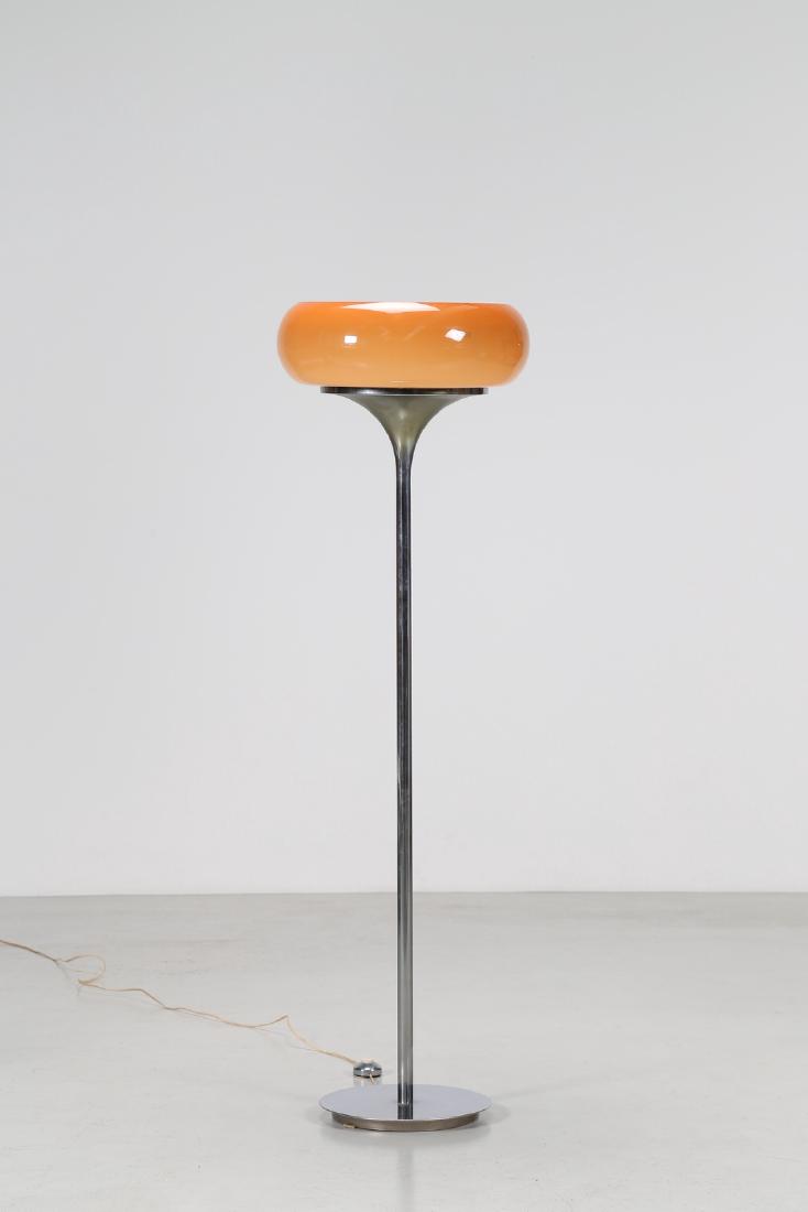 HARVEY GUZZINI Lampada da terra in metallo cromato e: HARVEY GUZZINI Lampada da terra in metallo cromato e plastica, per Guzzini anni 70 . -. Cm 50,00 x 160,00.