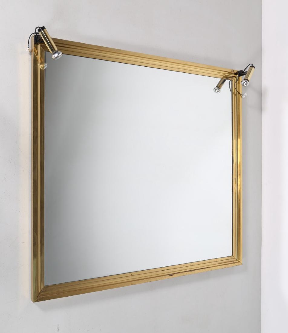 MANIFATTURA ITALIANA Specchiera in ottone, anni 70.: MANIFATTURA ITALIANA Specchiera in ottone, anni 70. -. Cm 130,00 x 120,00 x 15,00.