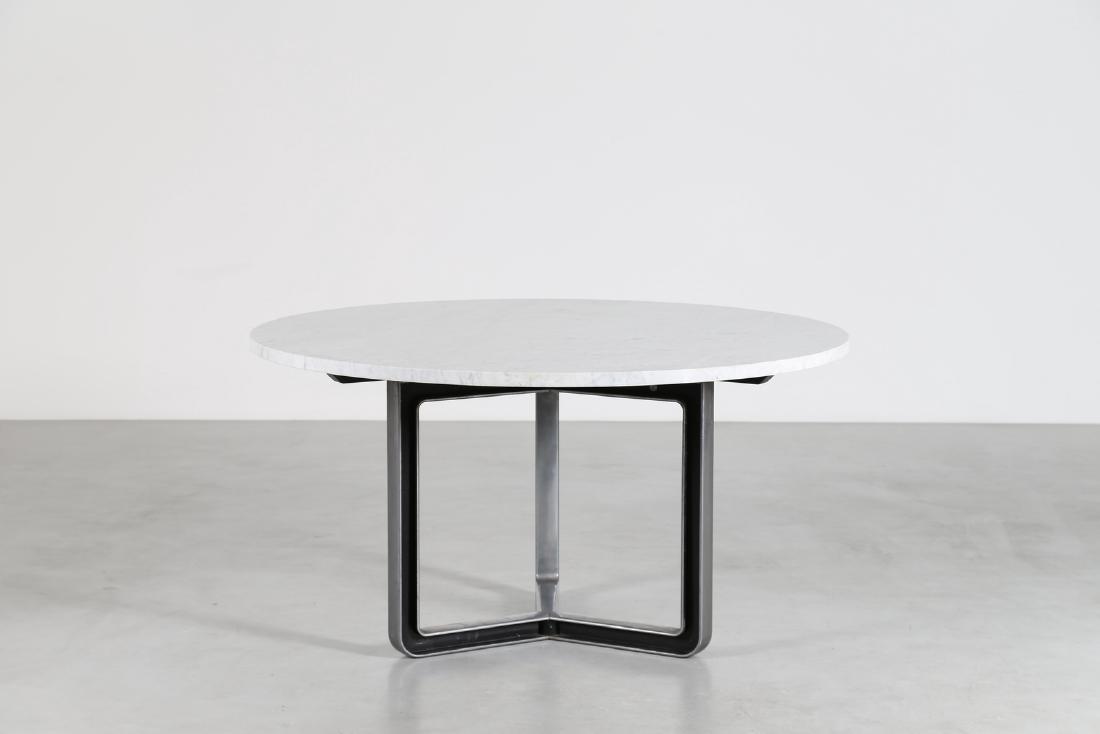 OSVALDO BORSANI Tavolo meeting circolare in alluminio: BORSANI OSVALDO (1911 - 1985) Tavolo meeting circolare in alluminio smaltato con piano in marmo, mod. T334, per Centro Progetti Tecno, anni 80.. -. Cm 140,00 x 73,00.