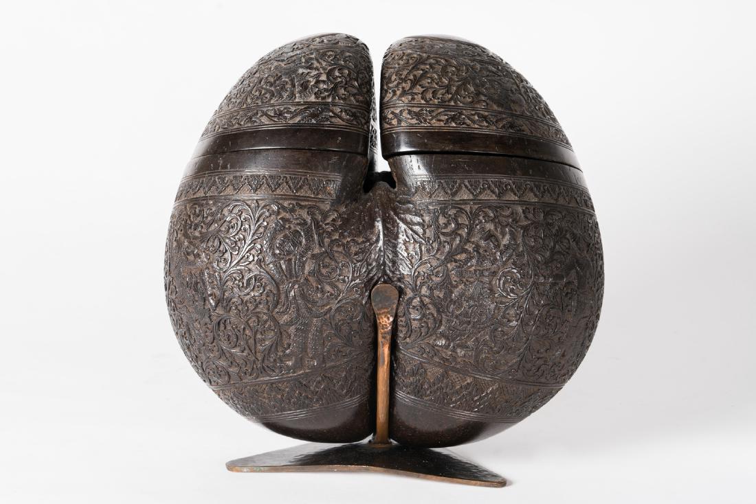 Arte Islamica An extremely fine carved Coco de mer: Islamic Art An extremely fine carved Coco de mer kashkul Indonesia, 19th century . . Cm 28,80 x 27,00.