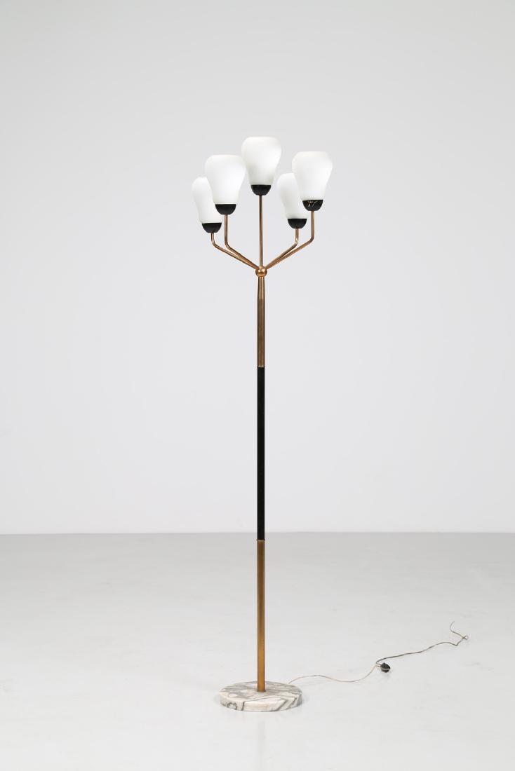MANIFATTURA ITALIANA Lampada da terra in ottone,: MANIFATTURA ITALIANA Lampada da terra in ottone, metallo laccato, con base in marmo e vetro opalino, anni 50. -. Cm 50,00 x 185,00 x 50,00.