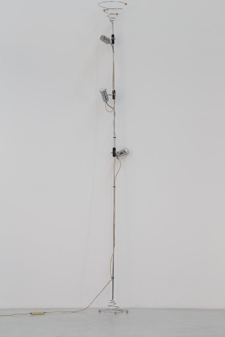 FRANCESCO FOIS Lampada cielo-terra in metallo cromato,: FOIS FRANCESCO Lampada cielo-terra in metallo cromato, per Reggiani anni 60. -. Cm 28,00 x 300,00 x 28,00.