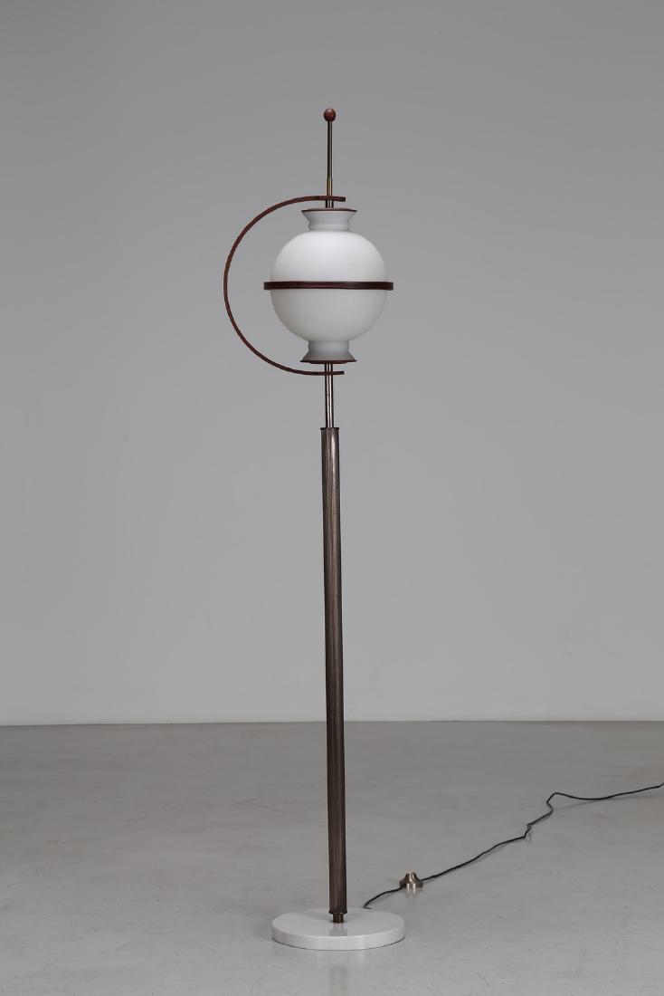 ANGELO BROTTO Lampada terra in metallo anodizzato e: BROTTO ANGELO (1914 - 2002) Lampada terra in metallo anodizzato e ottone, vetro satinato e base in marmo, per Esperia anni 60 . -. Cm 38,00 x 186,00 x 30,00.