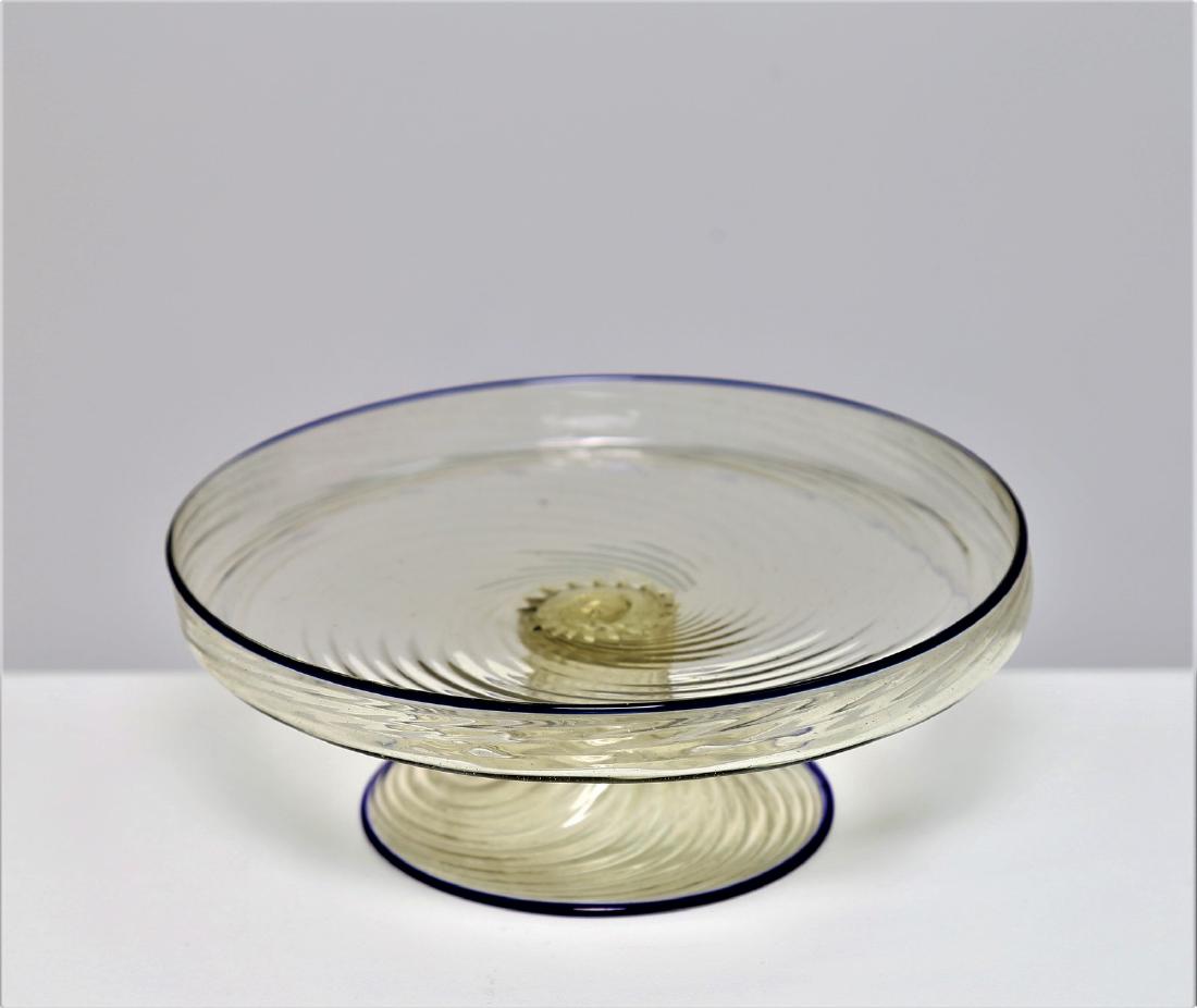 MANIFATTURA MURANO Cake stand in clear, twisted, ribbed: Cake stand in clear, twisted, ribbed glass with blue edging, 1930s. . Cm 16,00 x 6,00.