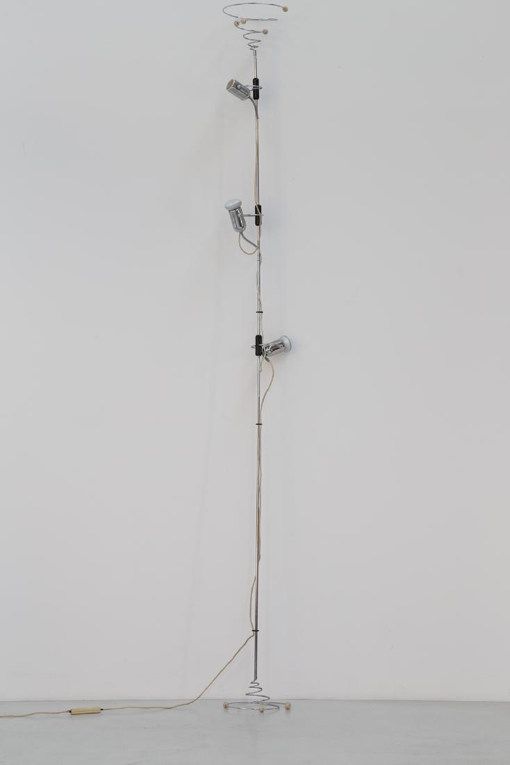 FRANCESCO FOIS Floor-to-ceiling lamp in chromed metal,: Floor-to-ceiling lamp in chromed metal, Reggiani, 1960s. . Cm 28,00 x 300,00 x 28,00.