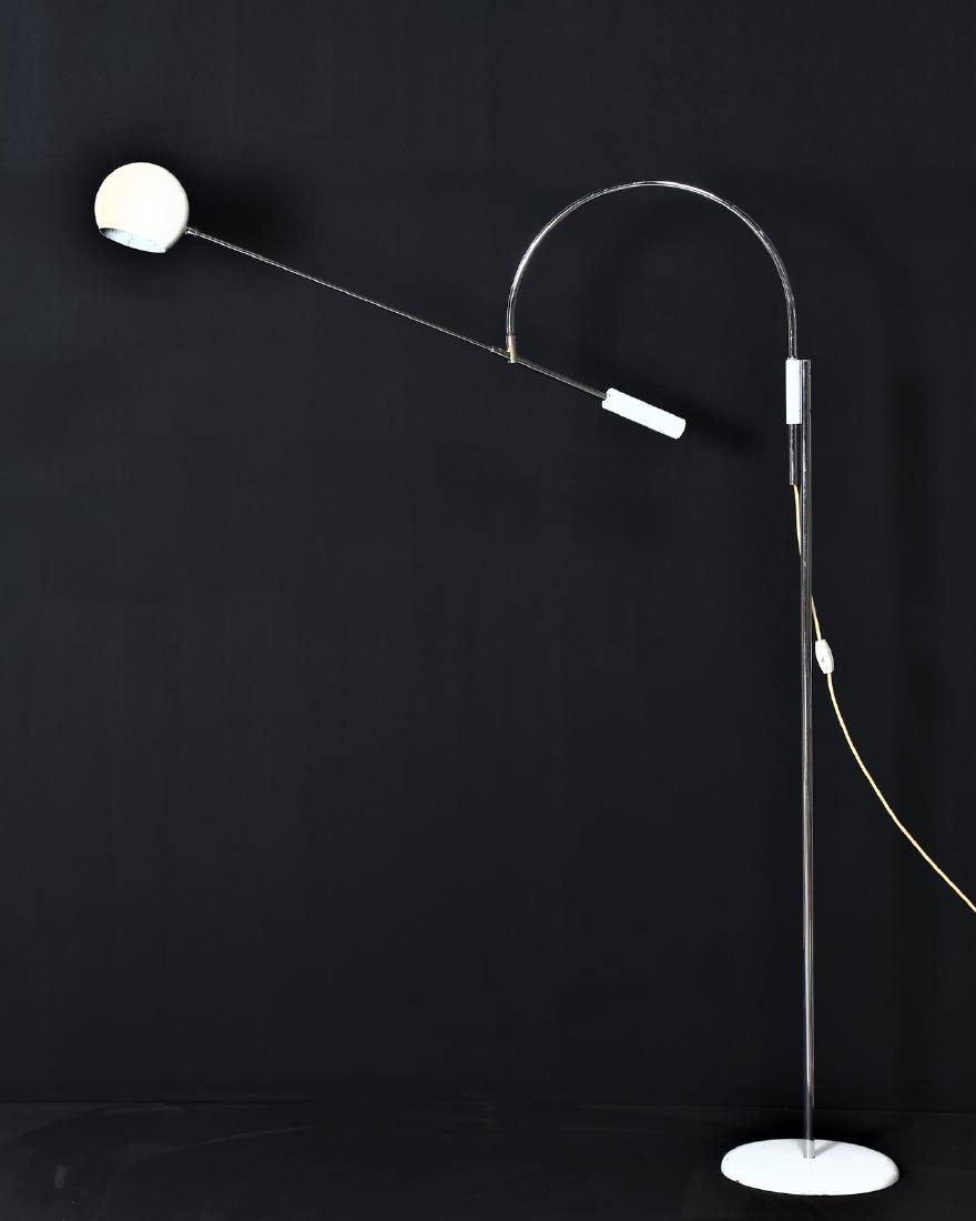 ROBERT SONNEMAN Lacquered and chromed metal adjustable: Lacquered and chromed metal adjustable floor lamp, mod. Orbiter. . Cm 130,00 x 160,00 x 28,00.