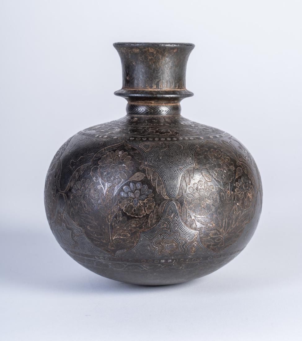 Arte Indiana  A bulb shaped bidri huqqa base engraved (1 of 3)