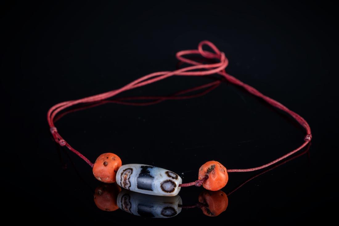 Arte Himalayana  A four eyed agate dzi Tibet, 15th (1 of 2)