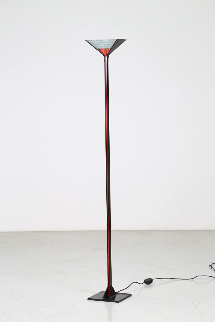 TOBIA SCARPA Lampada da terra, mod. Papillona per Flos.: Lampada da terra, mod. Papillona per Flos. . Cm 25,00 x 192,00 x 25,00. Metallo laccato e vetro