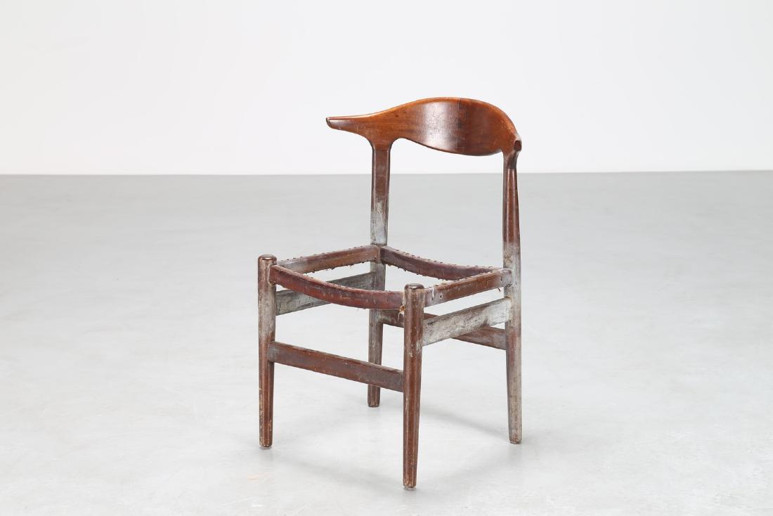 HANS J. WEGNER Distinctive wooden chair, 1950s.: Distinctive wooden chair, 1950s. . Cm 59,00 x 80,00 x 50,00.
