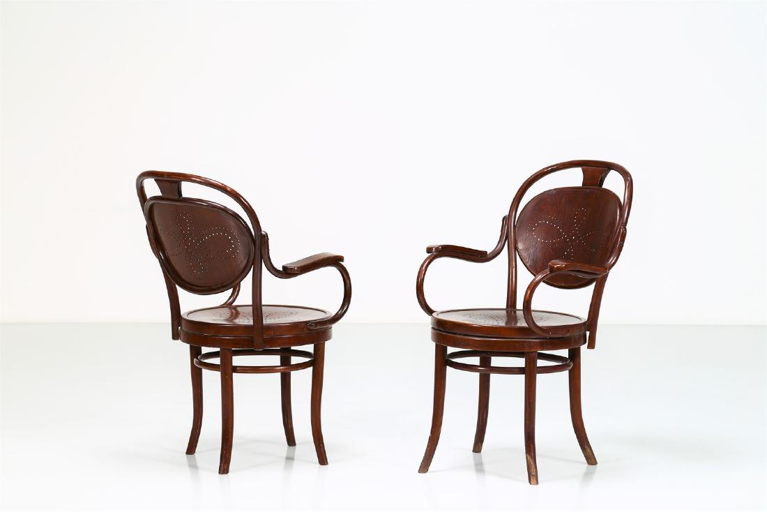 THONET, VIENNA Pair of chairs .: Pair of chairs . Rosewood. Cm 62,00 x 93,50 x 62,00. Swivel seat, rosewood, 20s.Original label present.