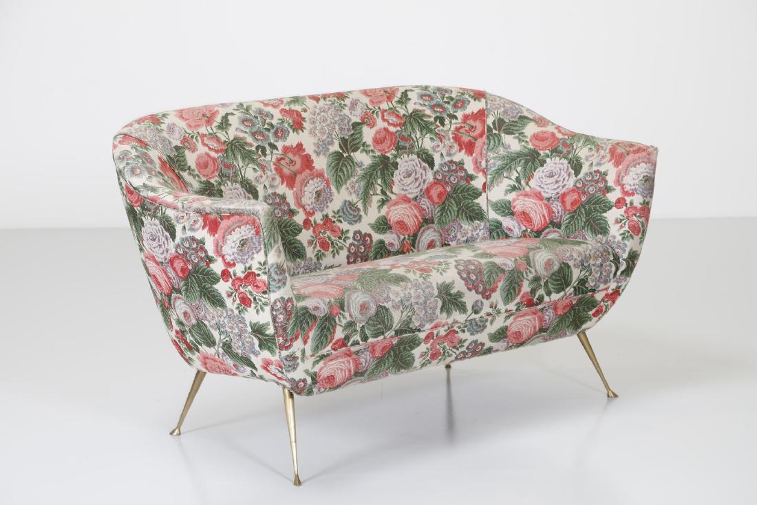 ISA BERGAMO Sofa.: Sofa. Wood and fabric. Cm 137,00 x 80,00 x 68,00. Wooden frame, brass feet, padding and fabric, 50s.