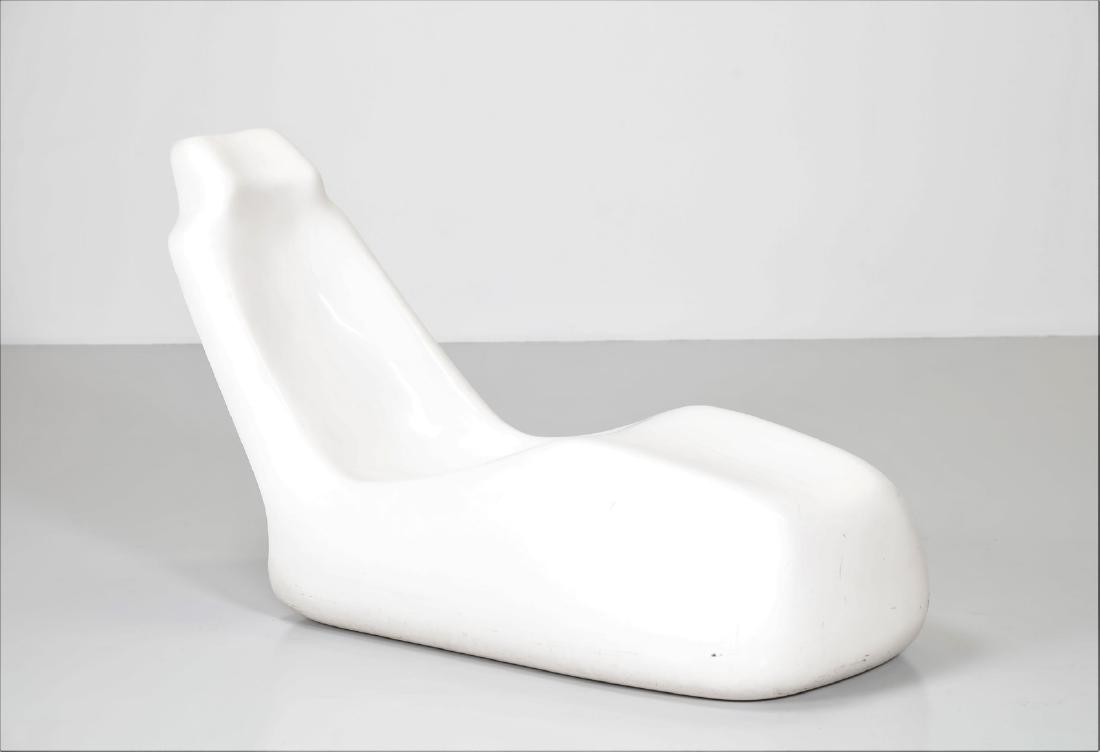 ALBERTO ROSSELLI Chaise longue.: Chaise longue. Fibreglass. Cm 65,00 x 82,00 x 146,00. Moby Dick model, for Saporiti, 1969. Publications: Domus, n. 1000, march 2016, p. 294-295 - Charlotte & Peter Fiell, 1000 chairs, Taschen, 1997, p