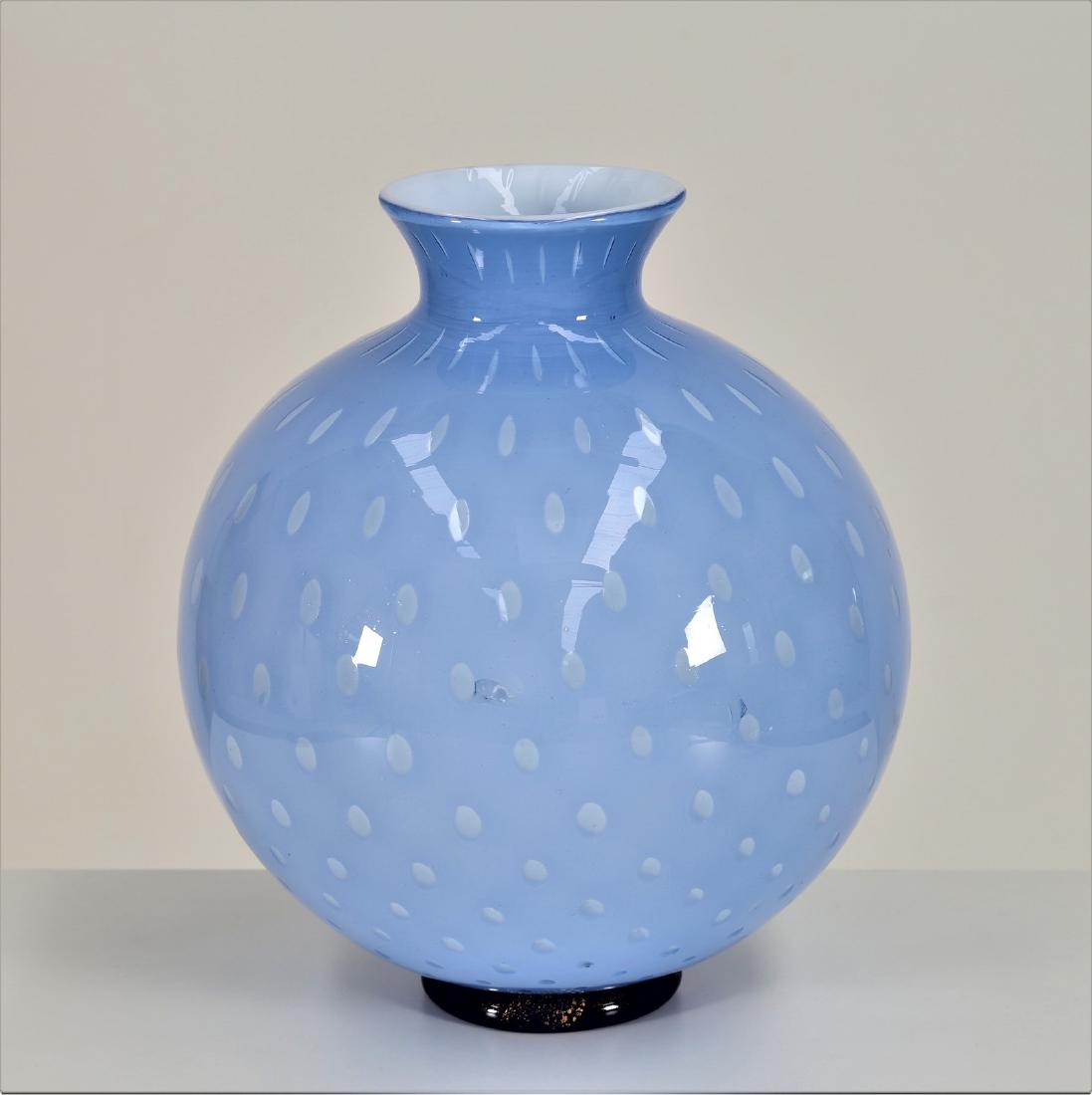 BAROVIER & TOSO Vase.: Vase. Murano glass. Cm 29,00 x 33,00. Light blue jacketed vase with regular inclusion of bubbles. Base in applied black glass, 40s.