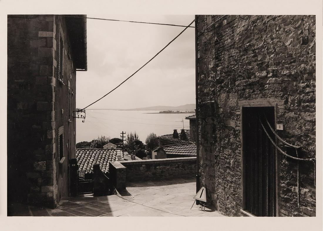 GABRIELE BASILICO Passignano.: Passignano. Photograph. Cm 24,00 x 18,00.
