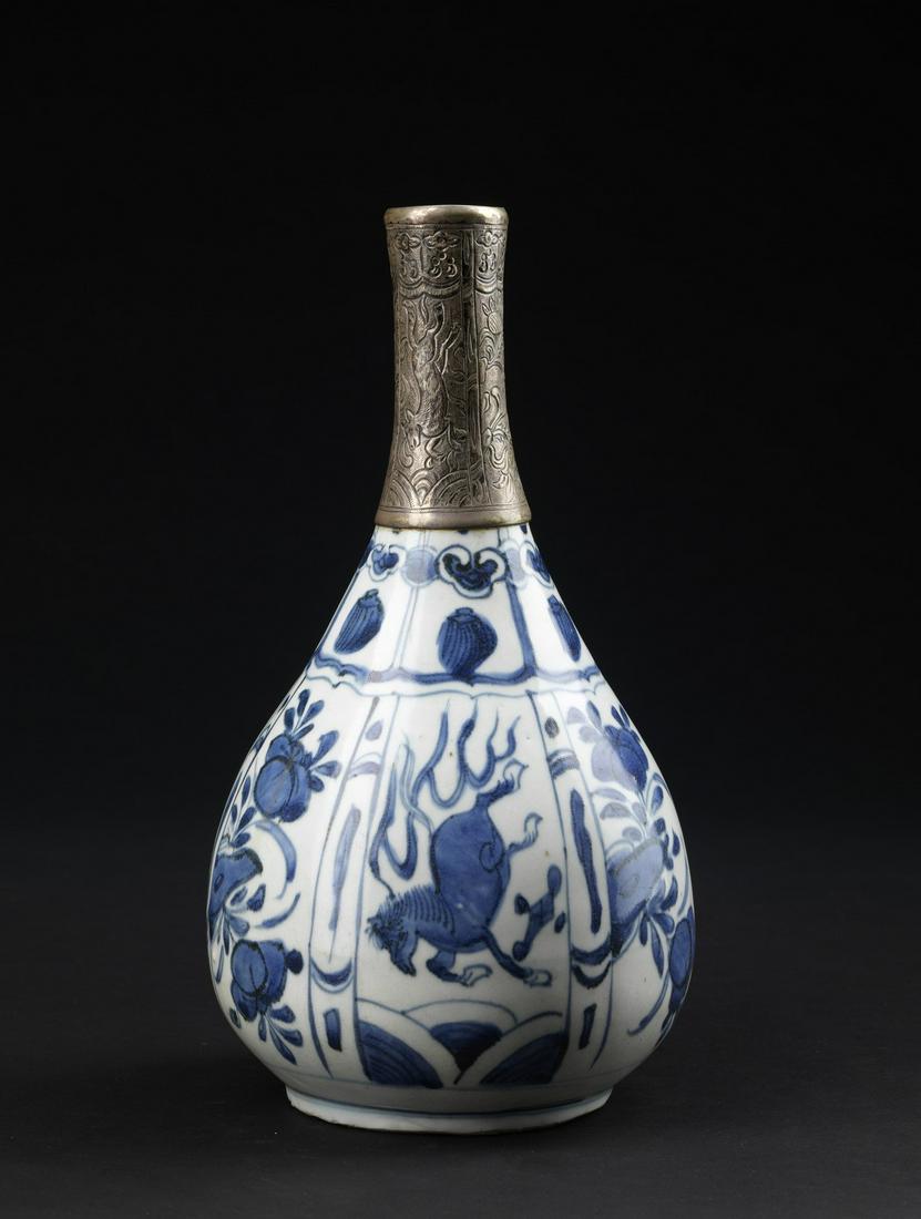 Arte Islamica  Safavid blue and white pottery bottle (1 of 1)