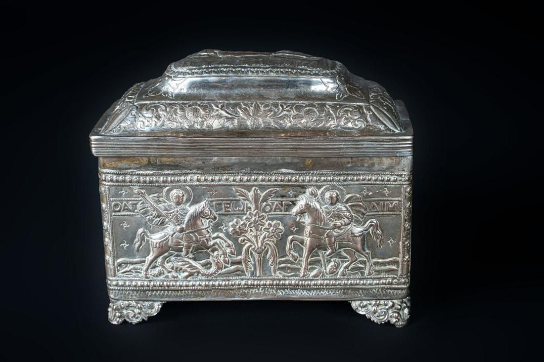 Arte Islamica  An Ottoman silver box embossed with (1 of 8)