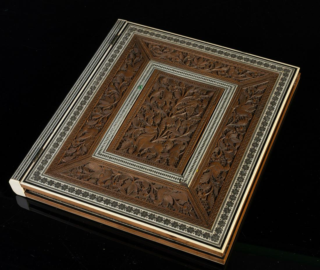 Arte Indiana A carved sandalwood and ivory book cover: Indian Art A carved sandalwood and ivory book cover India, Mysore, 19th century . . Cm 23,50 x 27,00.