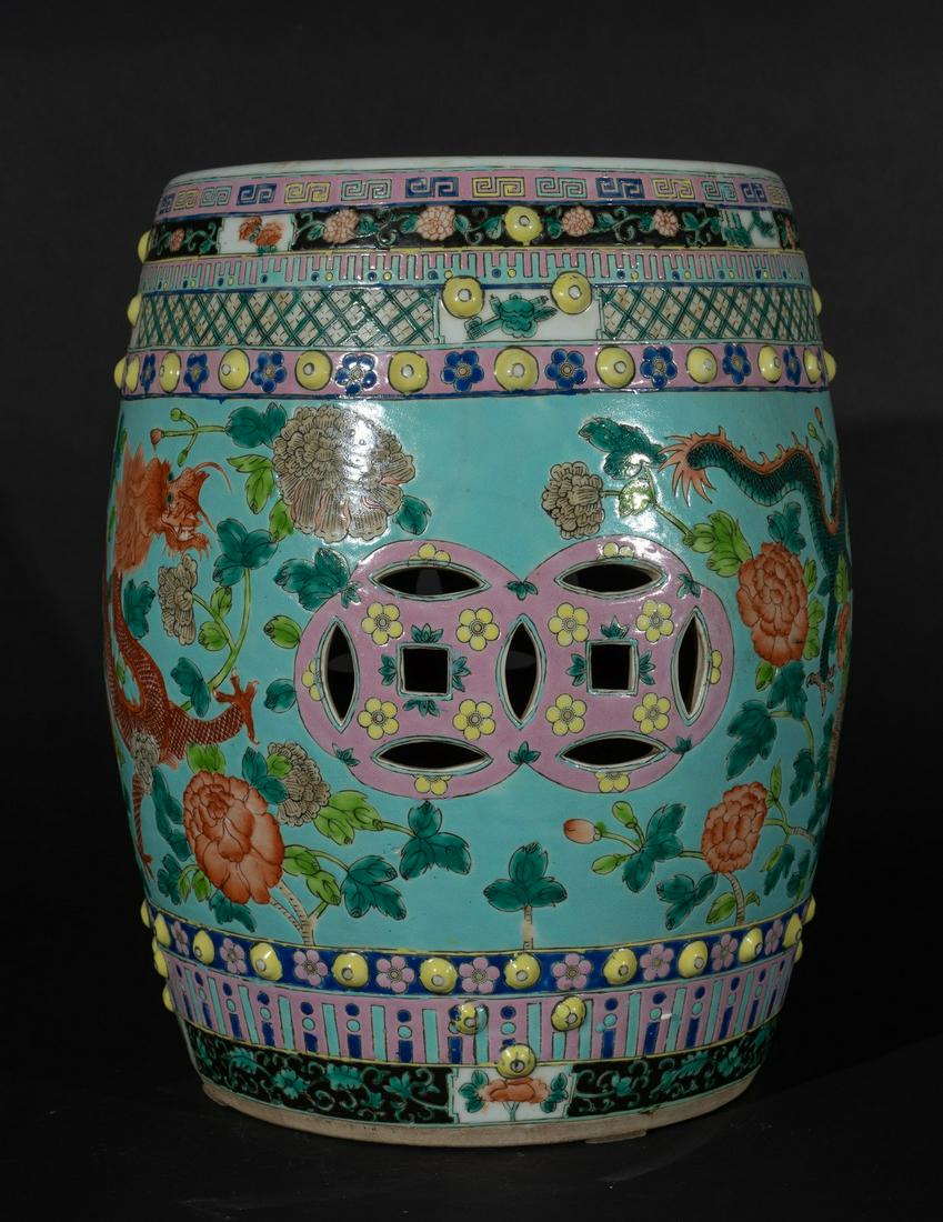 Arte Cinese A famille rose porcelain garden stool over: Chinese Art A famille rose porcelain garden stool over turquoise ground China, Qing dynasty, 20th century . . Cm 30,00 x 36,00.