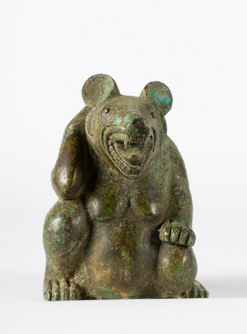 Arte Cinese A bronze figure of a bear in the zhou: Chinese Art A bronze figure of a bear in the zhou styleChina, 20th century . . Cm 12,00.
