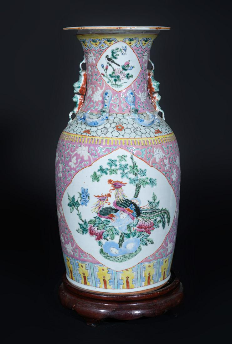 Arte Cinese  A porcelain vase painted with birds within (1 of 4)