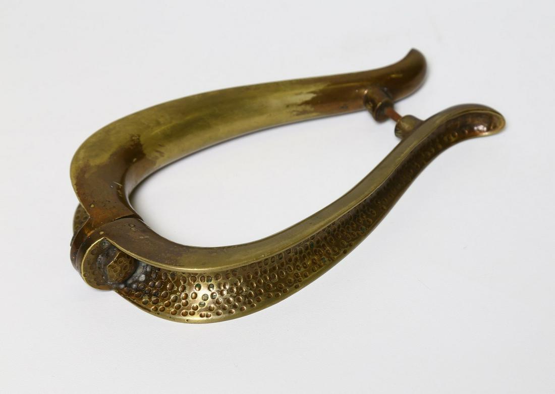 PIER LUIGI COLLI Handle.: Handle. Brass. Cm 13,00 x 25,00 x 3,50. Hammered brass handle, 50s.