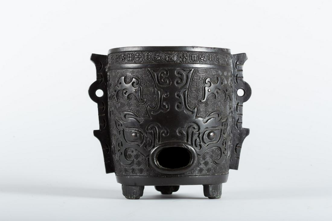 Arte Cinese  A bronze censer decorated with taotie and (1 of 6)