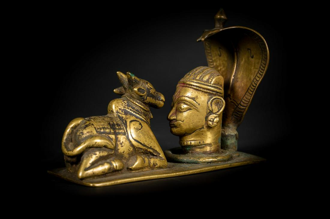 Arte Indiana  A bronze figure of Nandi and Mukhalinga (1 of 4)