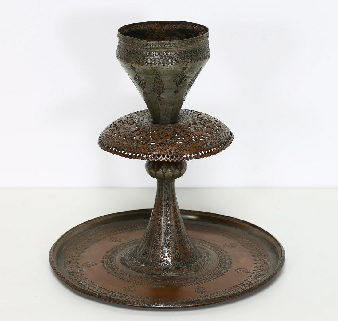 Arte Islamica A Safavid tinned copper metalwork with: Islamic Art A Safavid tinned copper metalwork with later base Persia, 17th and 19th century . . Cm 28,00 x 29,00.