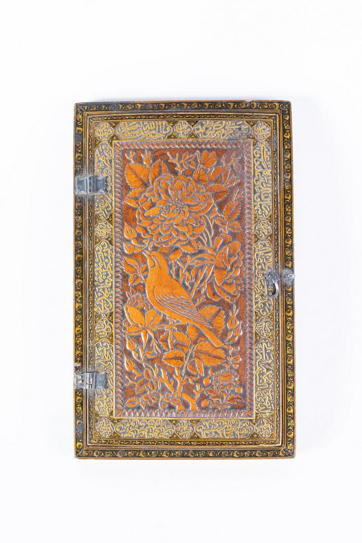 Arte Islamica A Qajar wooden carved and lacquered: Islamic Art A Qajar wooden carved and lacquered mirror signed Alim Al-Abd Mohammad and dated 1271 AH (1855 AD) . . Cm 17,00 x 27,00.