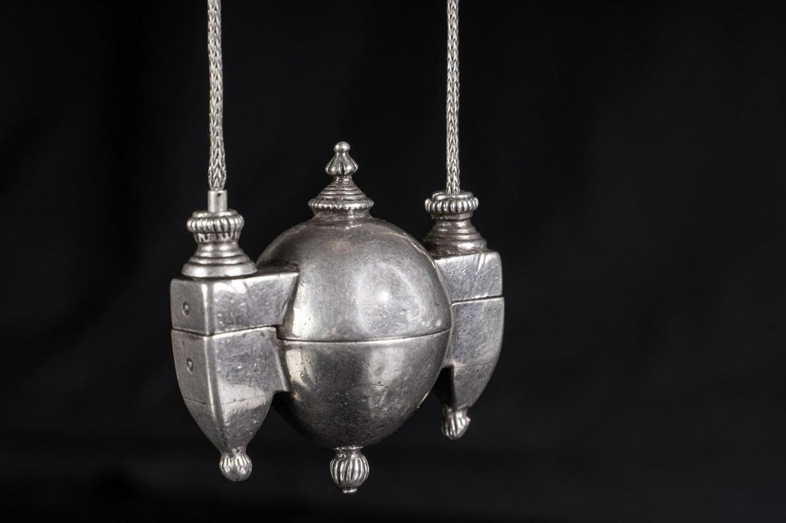 Arte Indiana A silver Lingam holder pendant Northern: Indian Art A silver Lingam holder pendant Northern India, 19th-20th century . . Cm 7,00 x 6,50.