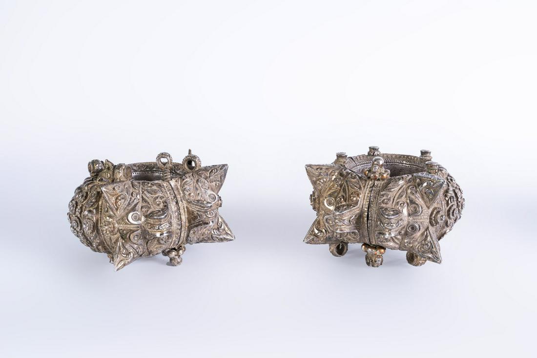 Arte Indiana  A pair of silver anklets depicting (1 of 4)