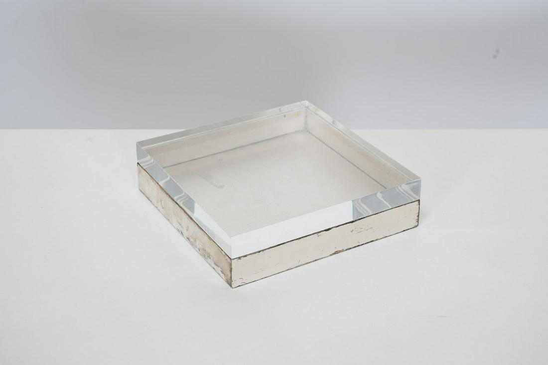 MANIFATTURA ITALIANA Box.: ITALIAN MANUFACTURE Box. Plexiglass and silverplate. Cm 20,00 x 20,00 x 5,50. 70s.