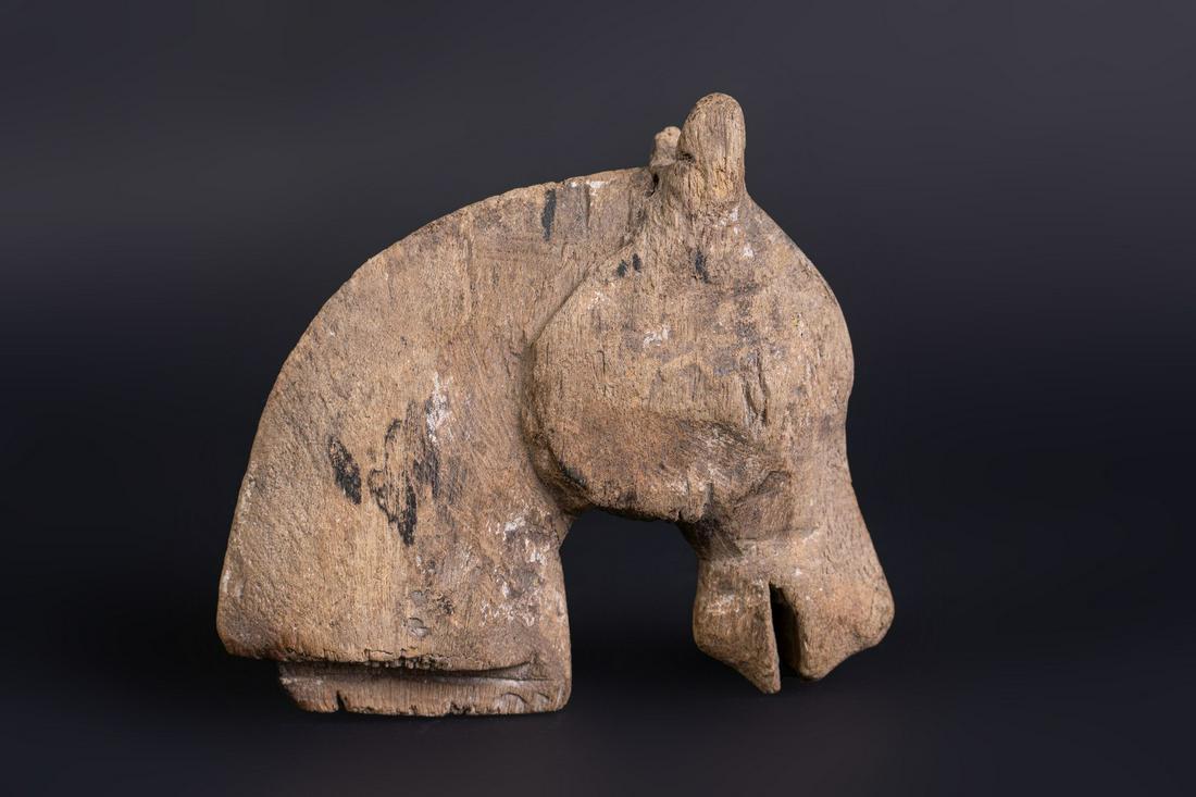 Arte Cinese  A wooden horse head with polychrome (1 of 2)