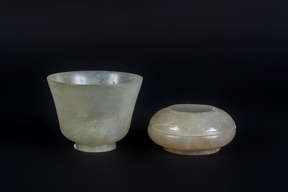 Arte Cinese  Two white jade objects: a round box and a (1 of 3)