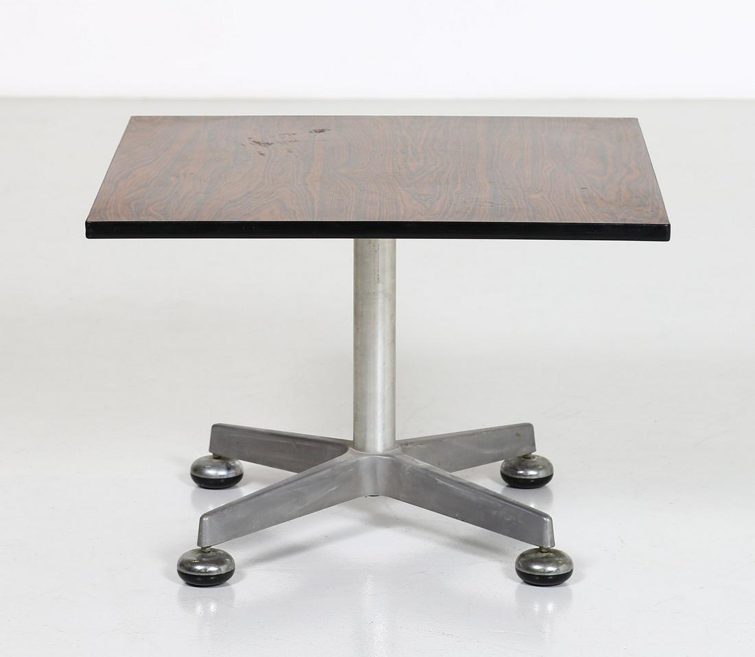 ANONIMA CASTELLI Waiting room table, 60s.: Waiting room table, 60s. Die-cast aluminum and laminated wood.. Cm 62,50 x 44,00 x 62,50.