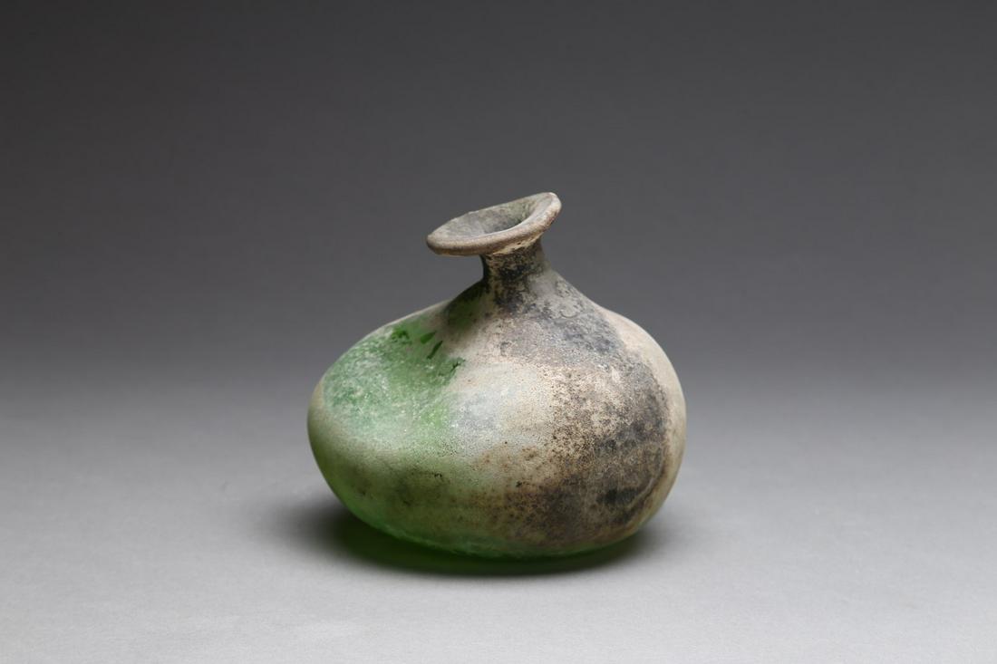 VETRERIA CENEDESE  Green glass vase, surface decorated (1 of 1)