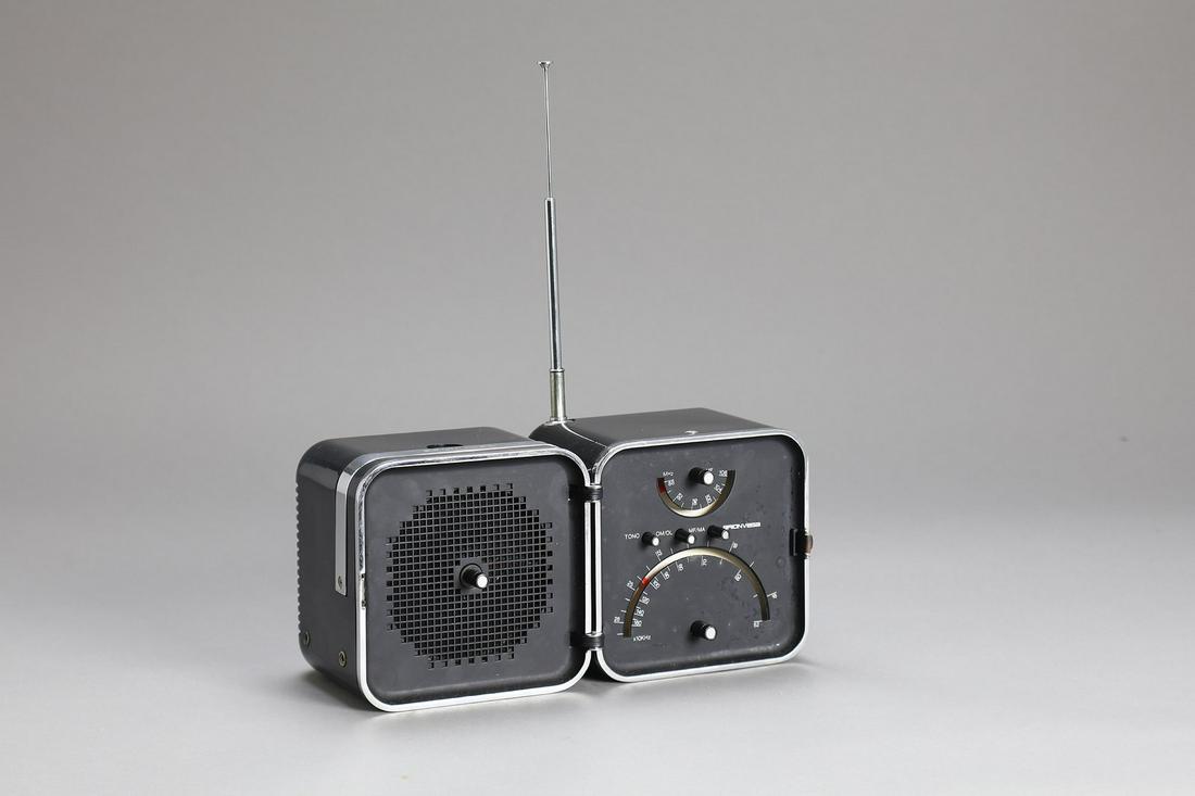MARCO ZANUSO & RICHARD SAPPER Cubo TS22 radio,: Cubo TS22 radio, Brionvega production, 1964,. Chromed metal and plastic.. Cm 23,00 x 13,00 x 13,00. Manufacturing brand. Open: 26 cm