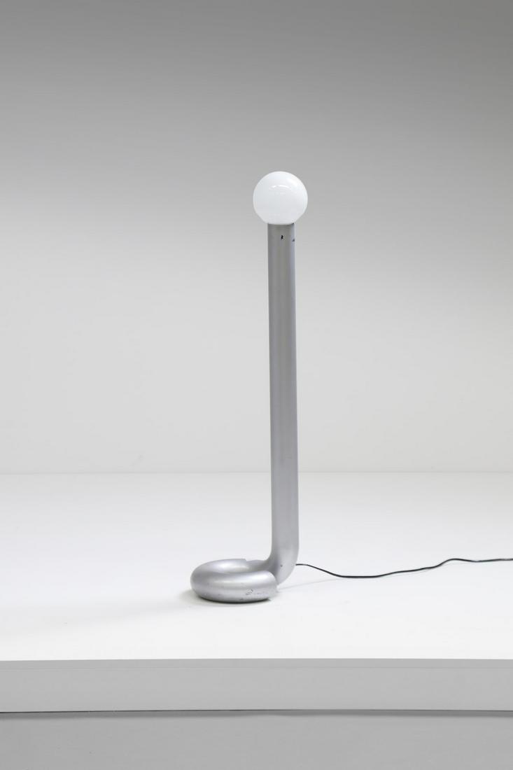 MANIFATTURA ITALIANA Standard lamp, 70s.: ITALIAN WORK Standard lamp, 70s. Chromed metal.. Cm 24,00 x 92,00 x 20,00. 1867