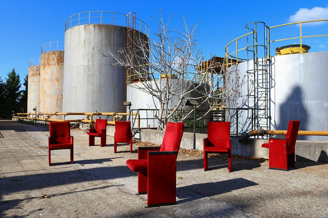 CARLO SCARPA Six theatre armchairs, 60s.: Six theatre armchairs, 60s. Painted metal and vevet.. Cm 52,00 x 99,00 x 55,00. Provenance: Auditorium in Via della conciliazione (Rome), inaugurated in 1950 on a project by architect Marcello Piacent