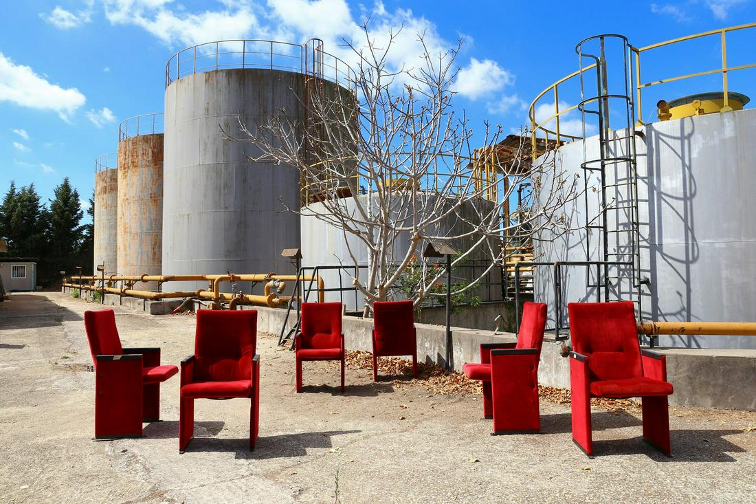 CARLO SCARPA Six theatre armchairs, 60s.: Six theatre armchairs, 60s. Painted metal and vevet.. Cm 52,00 x 99,00 x 55,00.