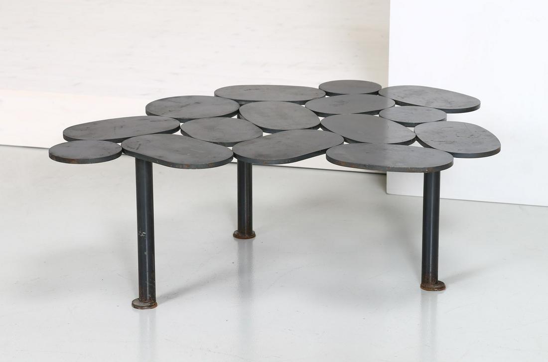 ROBERTO MORA Iron coffee table, MorocafÃ¨ model, by: Iron coffee table, MorocafÃ¨ model, by Dilmos, 90s. Painted metal.. Cm 97,00 x 23,00 x 75,50.