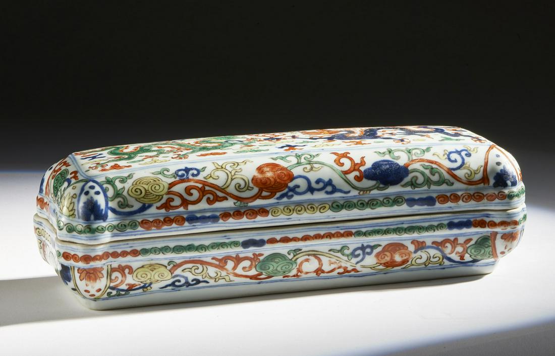 Arte Cinese  A wucai porcelain box and cover China, (1 of 4)
