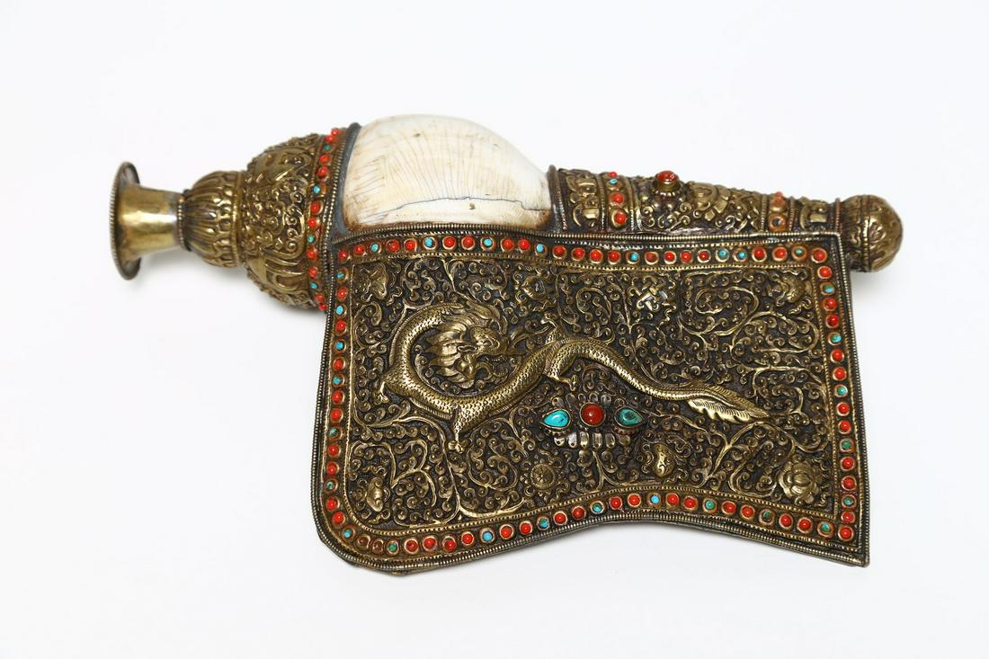 Arte Himalayana A metal mounted ritual conch Dung Dkar: Himalayan Art A metal mounted ritual conch Dung Dkar encrusted with coral and turquoise stonesTibet, early 20th century . . Cm 29,00 x 19,00.