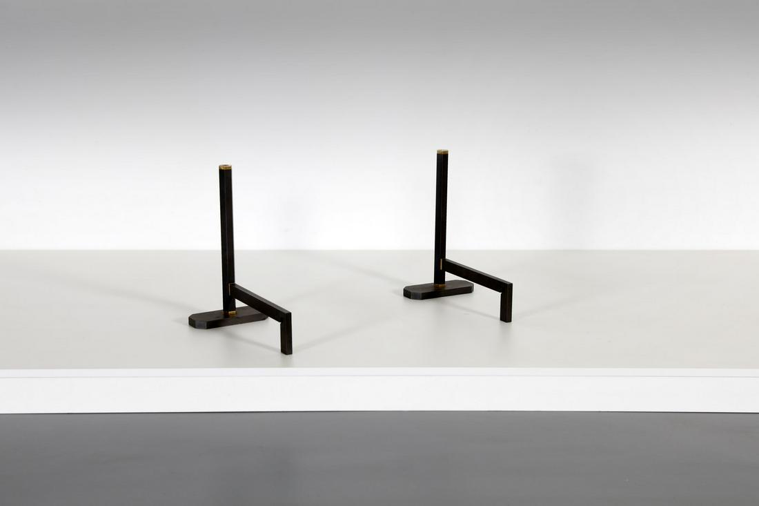 AFRA (1937 -2011) & TOBIA (n. 1935) SCARPA Pair of: Pair of andirons for fireplace, Dimensione Fuoco production, 1981. Iron and brass.. Cm 38,00 x 40,00 x 21,00. Manufacturing label.